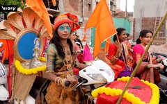 Phụ nữ Ấn Độ lái mô tô mừng lễ hội Gudi Padwa