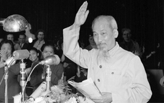 Người đi tìm hình của nước