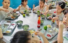 Siết chặt quản lý bếp ăn học đường từ 'đường đi' của thực phẩm