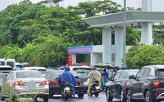 Thiếu bãi đỗ xe, ô tô đỗ tràn lan trước cổng trường