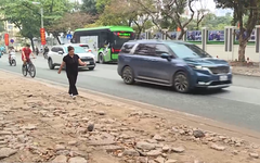 Vỉa hè phố Phùng Hưng phường Hà Đông xuống cấp nghiêm trọng