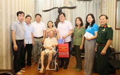 Phường Yên Sở thăm, tặng quà gia đình chính sách
