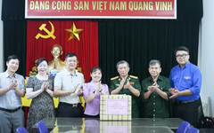 Phường Ngọc Hà thăm, tặng quà doanh nghiệp có nhiều lao động là thương binh