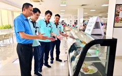 Ấm áp bữa cơm công đoàn