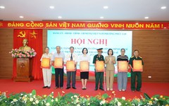 Phường Phúc Lợi tặng quà cho các gia đình chính sách, người có công