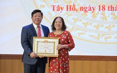 Trao huy hiệu 35 năm tuổi Đảng đợt 2/9