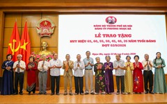 Phường Ngọc Hà tổ chức trao Huy hiệu Đảng đợt 2/9