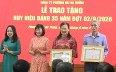 Phường Hai Bà Trưng trao Huy hiệu 35 năm tuổi Đảng