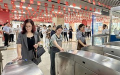 Thuận tiện cho người dân khi sử dụng vé điện tử xe buýt với đường sắt đô thị