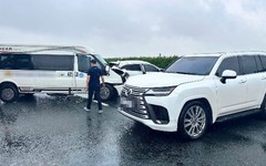 Tạm giữ lái xe Lexus dừng trên cao tốc gây tai nạn