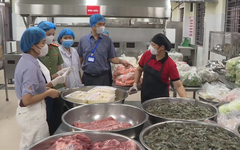 Bữa ăn học đường - Không thể chỉ trông vào cam kết