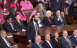 Nghị sỹ Mỹ phải rời phòng họp vì ngắt lời ông Trump