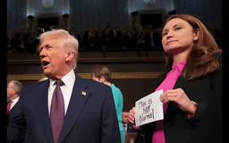 Nghị sỹ Mỹ giành giật biểu ngữ khi ông Trump phát biểu