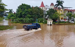 Nhiều khu đô thị vẫn ngập sâu sau mưa lớn
