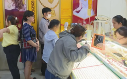 Người dân xếp hàng mua vàng dù giá vượt 140 triệu/lượng