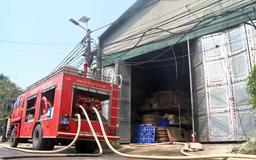 Cháy lớn tại một kho xưởng ở Hà Nội
