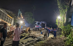Xuyên đêm khắc phục sự cố tuyến đường sắt ở Trung Giã
