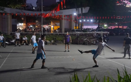Chơi đá cầu sau giờ làm việc