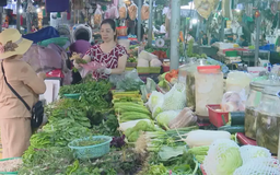 Giá rau xanh chợ dân sinh Hà Nội tăng mạnh sau bão