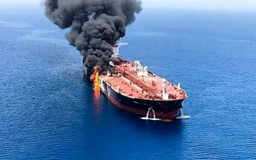 Tàu chở khí đốt bốc cháy ngoài khơi Yemen