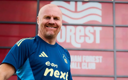 HLV Sean Dyche ra mắt CĐV Nottingham Forest tại Europa League