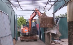 Cưỡng chế vi phạm đất đai tại xã Tây Phương