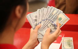 Giá USD tự do vượt 27.700 đồng/USD, bỏ xa giá tại ngân hàng