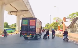 Xe tải bất ngờ đánh lái gây tai nạn cho xe máy