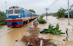 Đường sắt ngừng chạy nhiều chuyến tàu do mưa lũ