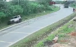 Ô tô con lật nhiều vòng vì tránh xe tải đi ngược chiều