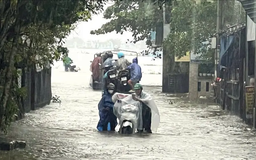 Huế di dời hàng nghìn người tránh ngập lụt nghiêm trọng