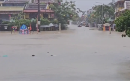 Đà Nẵng sơ tán hàng nghìn dân trong đêm vì nước lũ