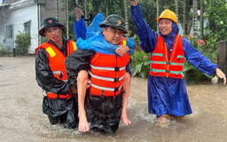Lực lượng vũ trang Đà Nẵng giúp dân ứng phó mưa lũ