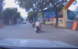 Nguy hiểm khi trẻ nhỏ tự ý vặn tay ga xe máy