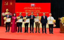 Lễ trao tặng Huy hiệu Đảng tại phường Phú Lương