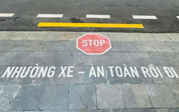 Cục CSGT sơn chữ trên đường 'Nhường xe - an toàn rồi đi'
