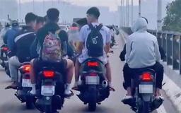 CSGT xử lý nhóm thanh niên dàn hàng ngang xe máy trên cầu Vĩnh Tuy