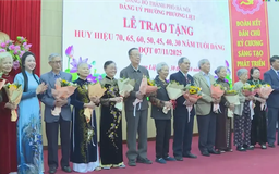 Gần 300 đảng viên phường Phương Liệt nhận Huy hiệu Đảng