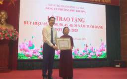 Phường Phú Thượng trao Huy hiệu Đảng cho 27 đảng viên