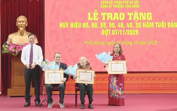 Trao Huy hiệu Đảng cho 36 đảng viên phường Vĩnh Hưng