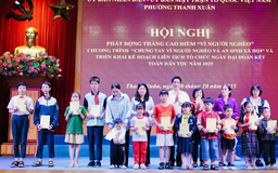Phường Thanh Xuân trao quà cho trẻ em nghèo