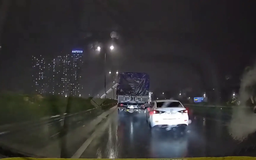 Nguy hiểm ô tô lạng lách vượt ẩu khi trời mưa