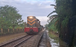Thông tuyến đường sắt Bắc-Nam sau nhiều ngày bị chia cắt