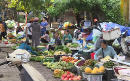 Cần giải tỏa chợ tạm lấn chiếm hè đường | Hộp thư truyền hình | 04/10/2025