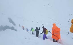 Hàng trăm nhà leo núi mắc kẹt ở Everest do bão tuyết