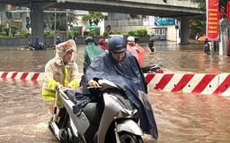 Công an Hà Nội căng mình hỗ trợ người dân giữa mưa ngập