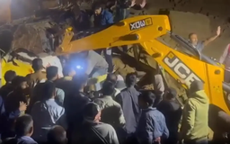 Xe buýt bị vùi trong lở đất ở Ấn Độ, 15 người chết