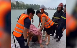 Kịp thời cứu người nước ngoài ngã xuống Hồ Hoàn Kiếm