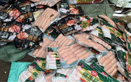 CAHN thu giữ hơn 1,5 tấn xúc xích không rõ nguồn gốc