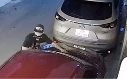 Hai tên trộm liều lĩnh bẻ hàng loạt cần gạt nước ô tô